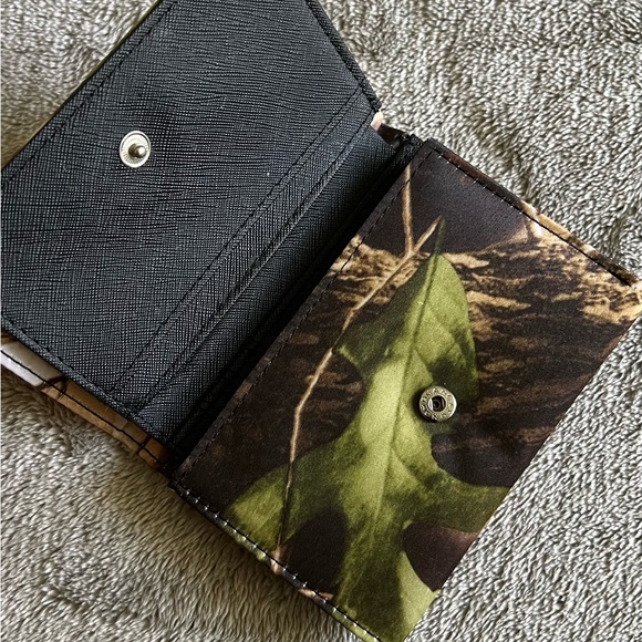 Woodland Creek camo tri-fold wallet 3-1/2 x 4-7/8. In excellent condition! - Picture 2 of 5